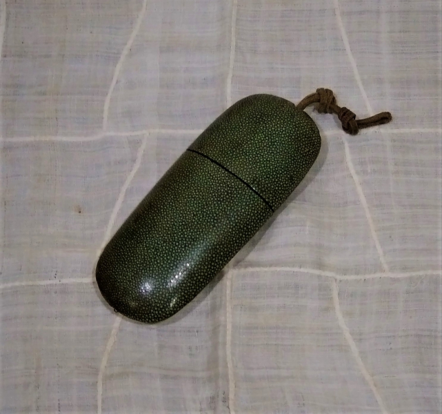 ④李朝鮫皮眼鏡入れ青１
