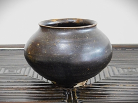 ③李朝黒釉壺 1