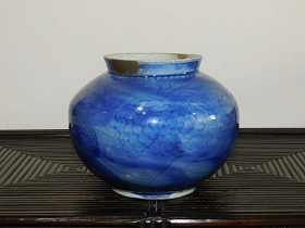 ①瑠璃釉陰刻紋壺 1