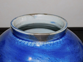 ①瑠璃釉陰刻紋壺 2